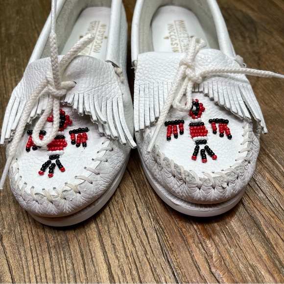 New ~ Minnetonka Women's Thunderbird Boat Moc Smooth Leather - White Size 8 - Picture 3 of 11